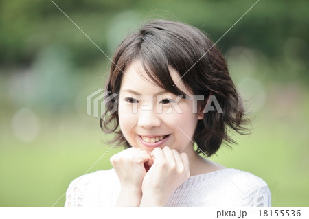 はにかんで喜ぶ女性 18155536