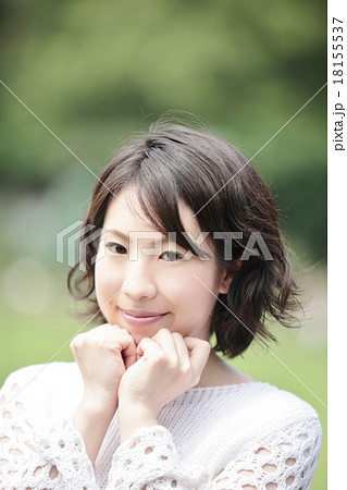 はにかんで喜ぶ女性 18155537