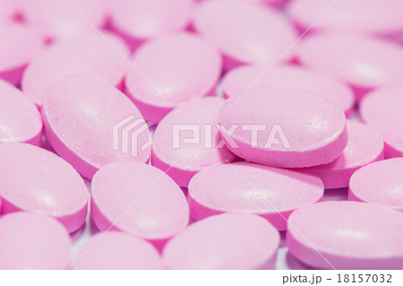 The pink tablets isolated on white background 18157032