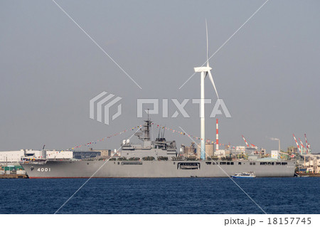 車両を多数積載した満艦飾の海上自衛隊輸送艦おおすみ 18157745