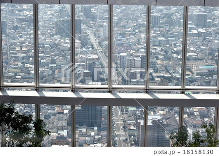 アベノハルカスの窓越しに見る大阪の町 18158130