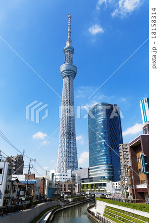 東京スカイツリータウンと青空 18158314