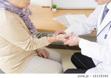 シニア診察シーン 18158380