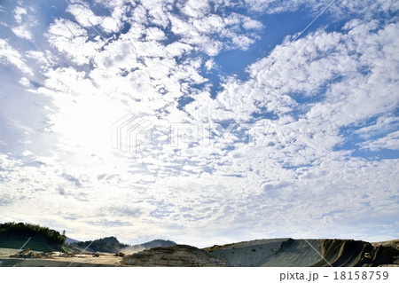 秋空の雲と造成工事現場 18158759