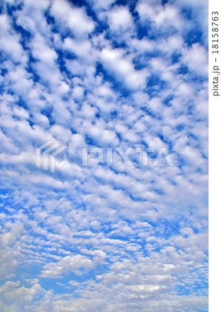 秋空の雲 18158763