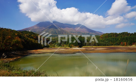 飯綱山と浅川大池の秋 飯綱山と浅川大池の秋 18160656