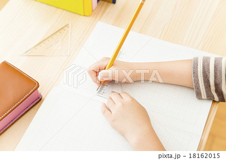 勉強する　書く　ボディーパーツ　子供の手 18162015