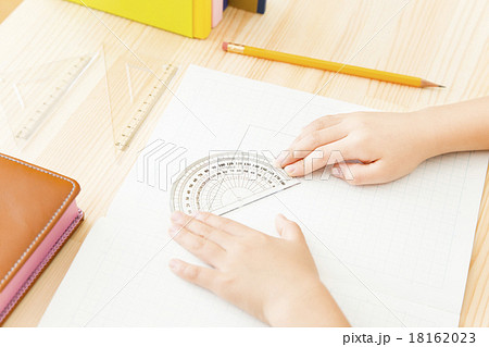 勉強する　書く　ボディーパーツ　子供の手 18162023