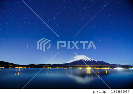 山中湖から望む富士とふたご座流星群 18162647