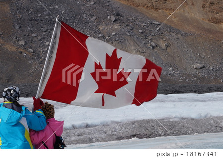 コロンビア大氷原のカナダの国旗 18167341