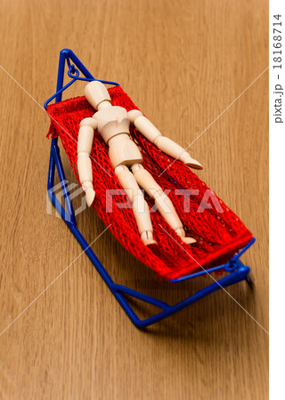 ハンモックの上のデッサン人形 ハンモックの上のデッサン人形 18168714