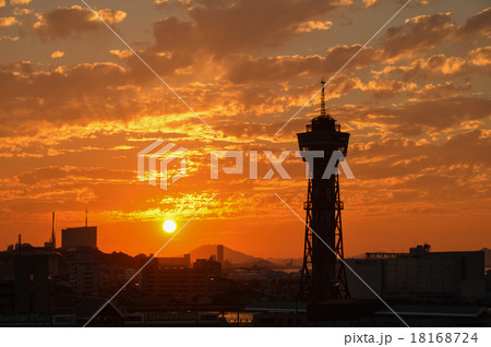 博多ポートタワーと夕日 博多ポートタワーと夕日 18168724