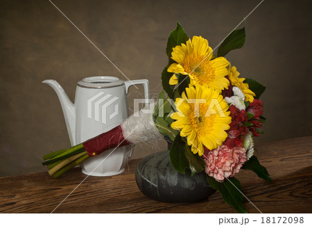 bouquet in vase 18172098