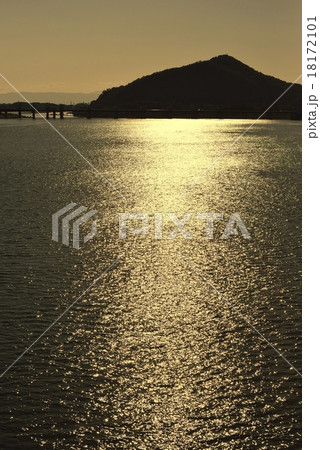 木曽川と伊木山（夕暮富士） 18172101