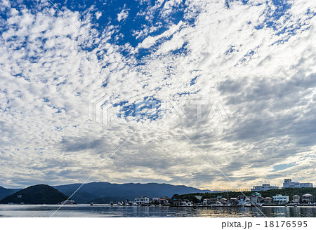秋の空と江浦湾の港町 18176595