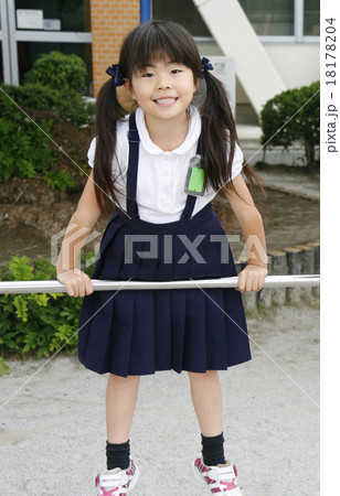学校の鉄棒と女の子 18178204