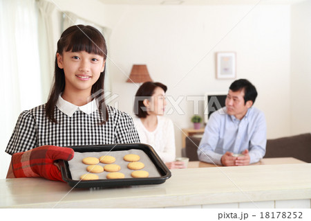 仲良し3人家族の休日 仲良し3人家族の休日 18178252