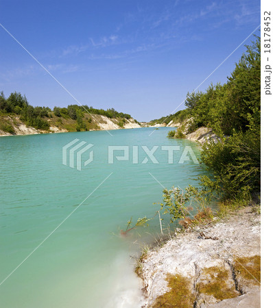 the artificial lake   18178452