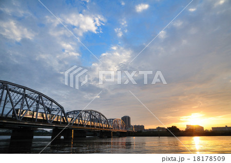 夕焼けの堀切橋を渡る京成電車 夕焼けの堀切橋を渡る京成電車 18178509
