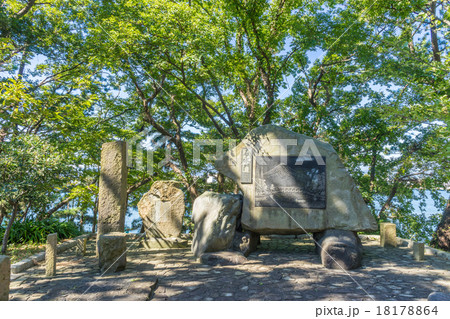 富士と港の見える公園　石水門碑 18178864