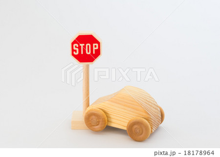 交通標識と木の車 交通標識と木の車 18178964