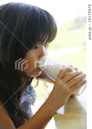 牛乳を飲む女の子の写真素材