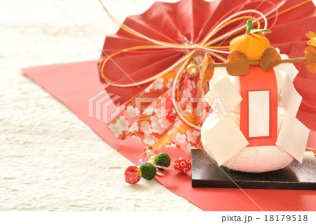 お正月イメージ 鏡餅と赤色の紙の写真素材