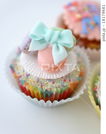 パステルカラーマカロンカップケーキの写真素材