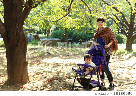 ベビーカーの赤ちゃんと母親 親子 ポートレート ベビーカーの赤ちゃんと母親 親子 ポートレート 18180690