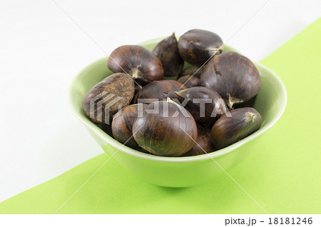 Fresh chestnuts in a green bowl 18181246
