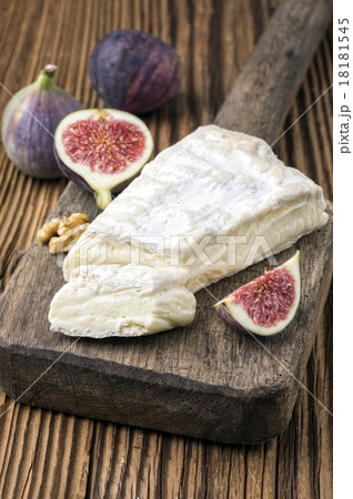 brie cheese 18181545