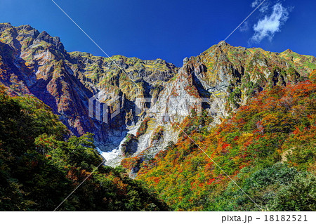 紅葉の谷川岳一ノ倉沢の写真素材