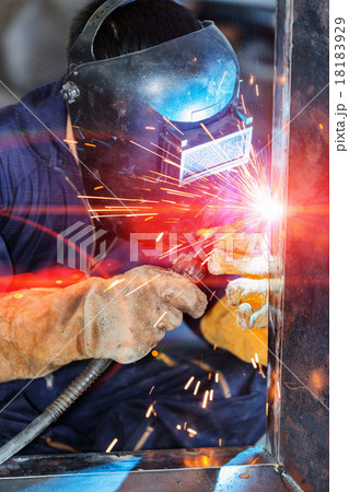 worker welding construction by MIG welding 18183929