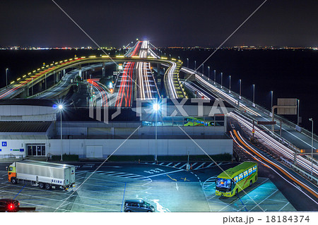 海ほたる インターチェンジと車の光跡の写真素材