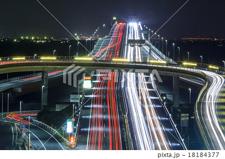 海ほたる インターチェンジと車の光跡の写真素材