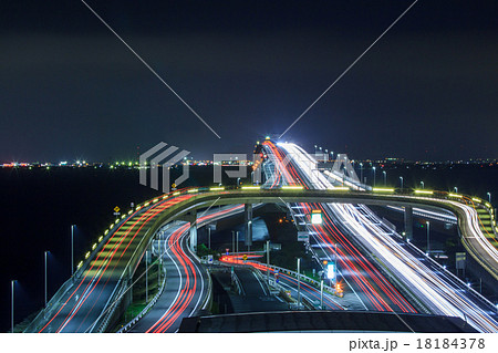 海ほたる インターチェンジと車の光跡の写真素材