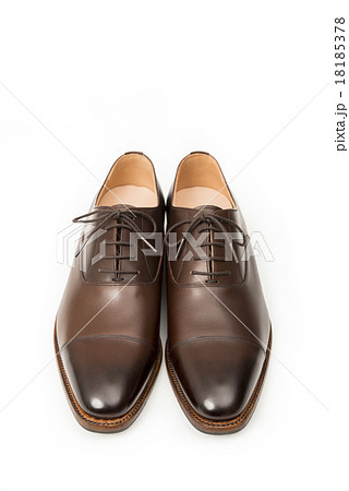 男性用の茶色の革靴 正面アップの写真素材