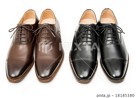 男性用の黒と茶色の革靴 正面の写真素材
