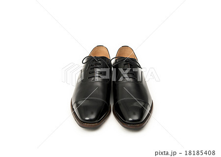 男性用の黒い革靴 正面の写真素材