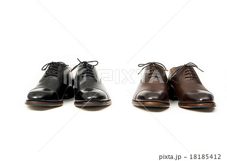 男性用の黒と茶色の革靴 ２足正面からの写真素材