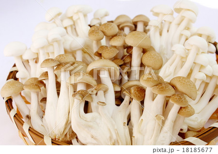 篭に盛った二種類のシメジ 18185677