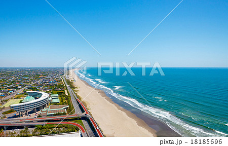 高度100mからの長く続く九十九里海岸線を空撮 高度100mからの長く続く九十九里海岸線を空撮 18185696