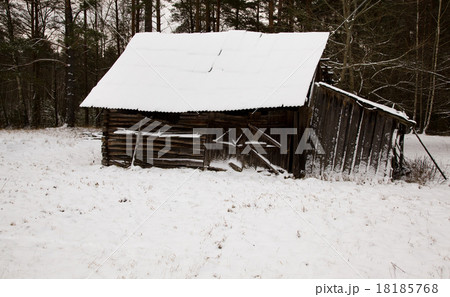 a wooden building   18185768