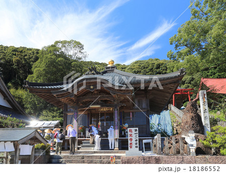 四国霊場第41番札所「龍光寺」本堂とお遍路さん 四国霊場第41番札所「龍光寺」本堂とお遍路さん 18186552