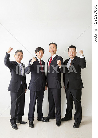 スーツを着たシニア男性4人の写真素材