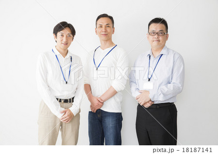 私服のミドルビジネスマン 3人 私服のミドルビジネスマン 3人 18187141