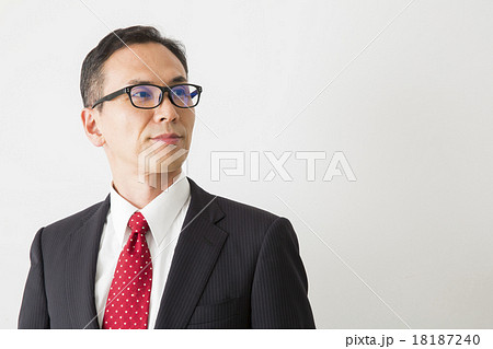 スーツを着たシニア男性 18187240