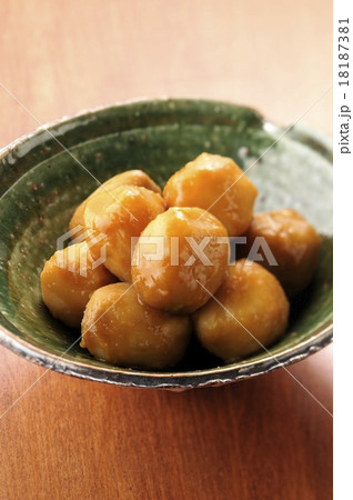 秋に美味しいさといもの煮ころがし 18187381