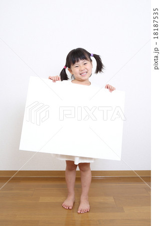 メッセージボードを持つ女の子 メッセージボードを持つ女の子 18187535