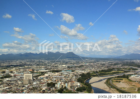 榛名山と街並み（群馬県庁より） 18187536